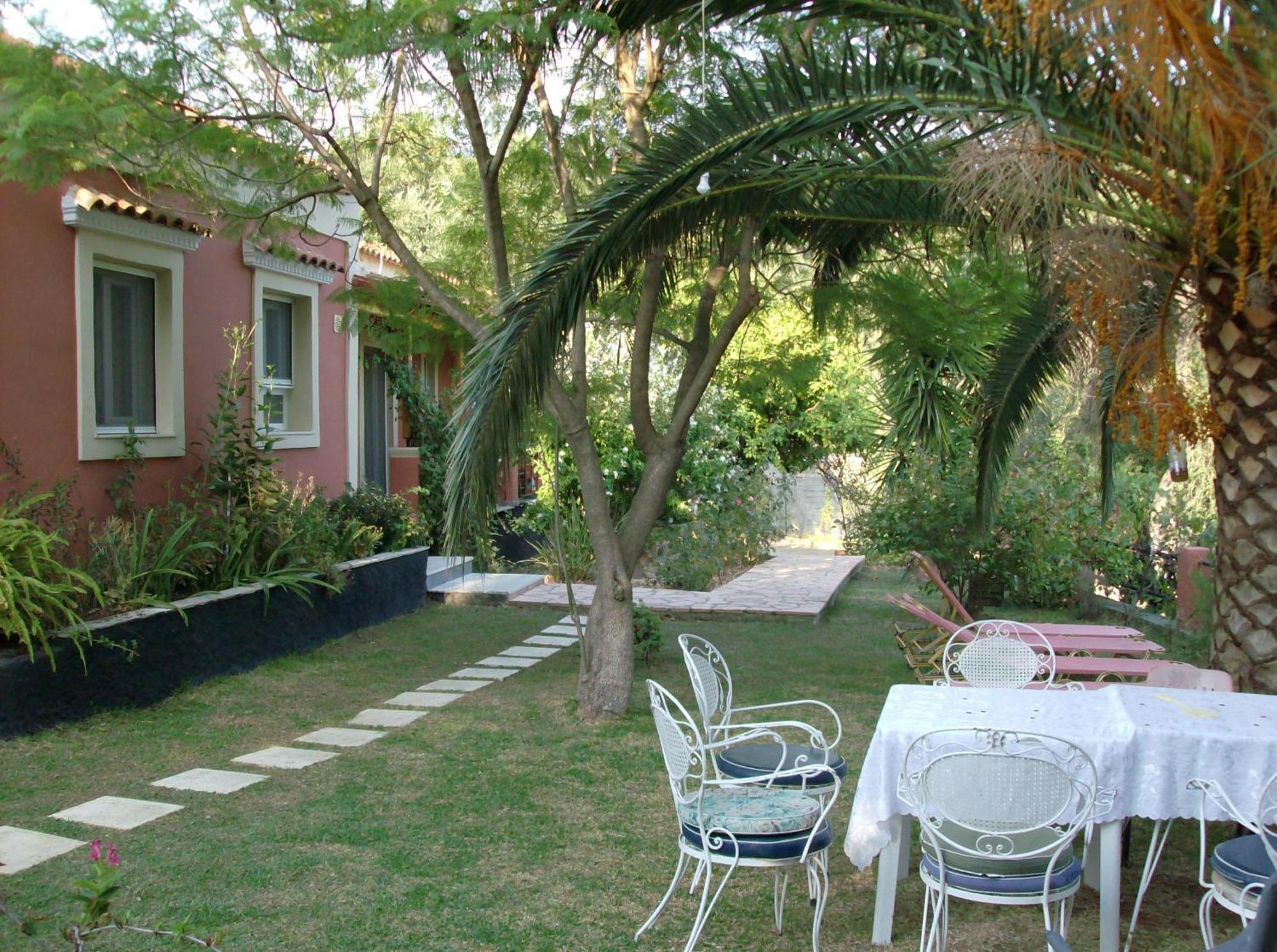 Bozikis Apartments & Studios ปาเลโอกัสไตรซา ภายนอก รูปภาพ